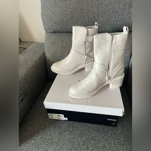White boots never use size 9 ALFANI